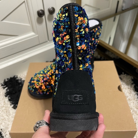 NIB Women’s Size 6 (Euro Size 36) UGG Classic Mini Sequin In Medallion Blue - Picture 10 of 15